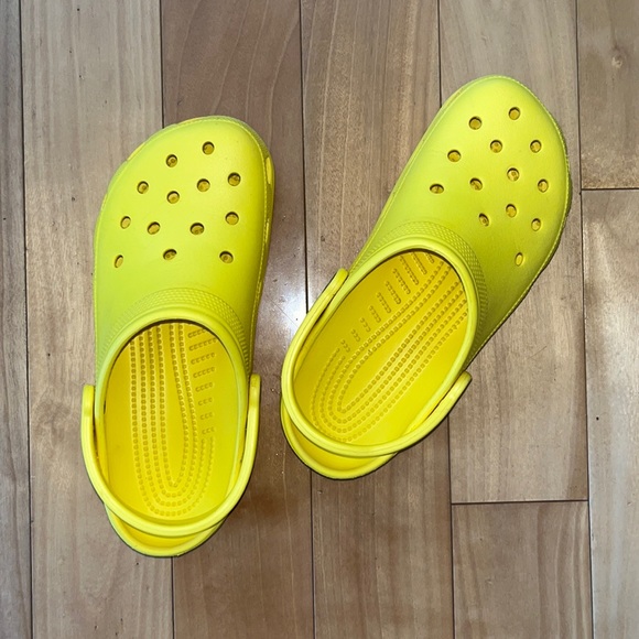 CROCS Classic Clog UNISEX in Lemon 🍋 - Picture 2 of 9